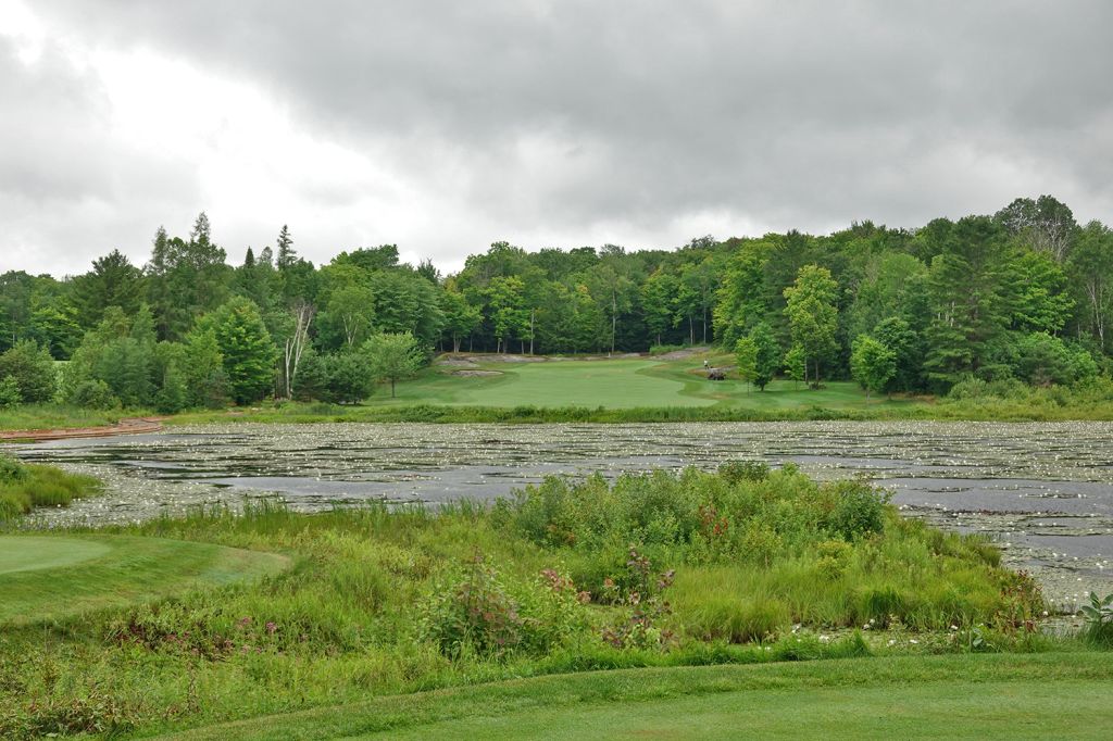 15th Hole at Oviinbyrd Golf Club (441 Yard Par 4)